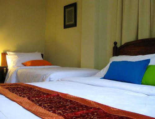Beds Guesthouse Hostel Кучинг Екстериор снимка